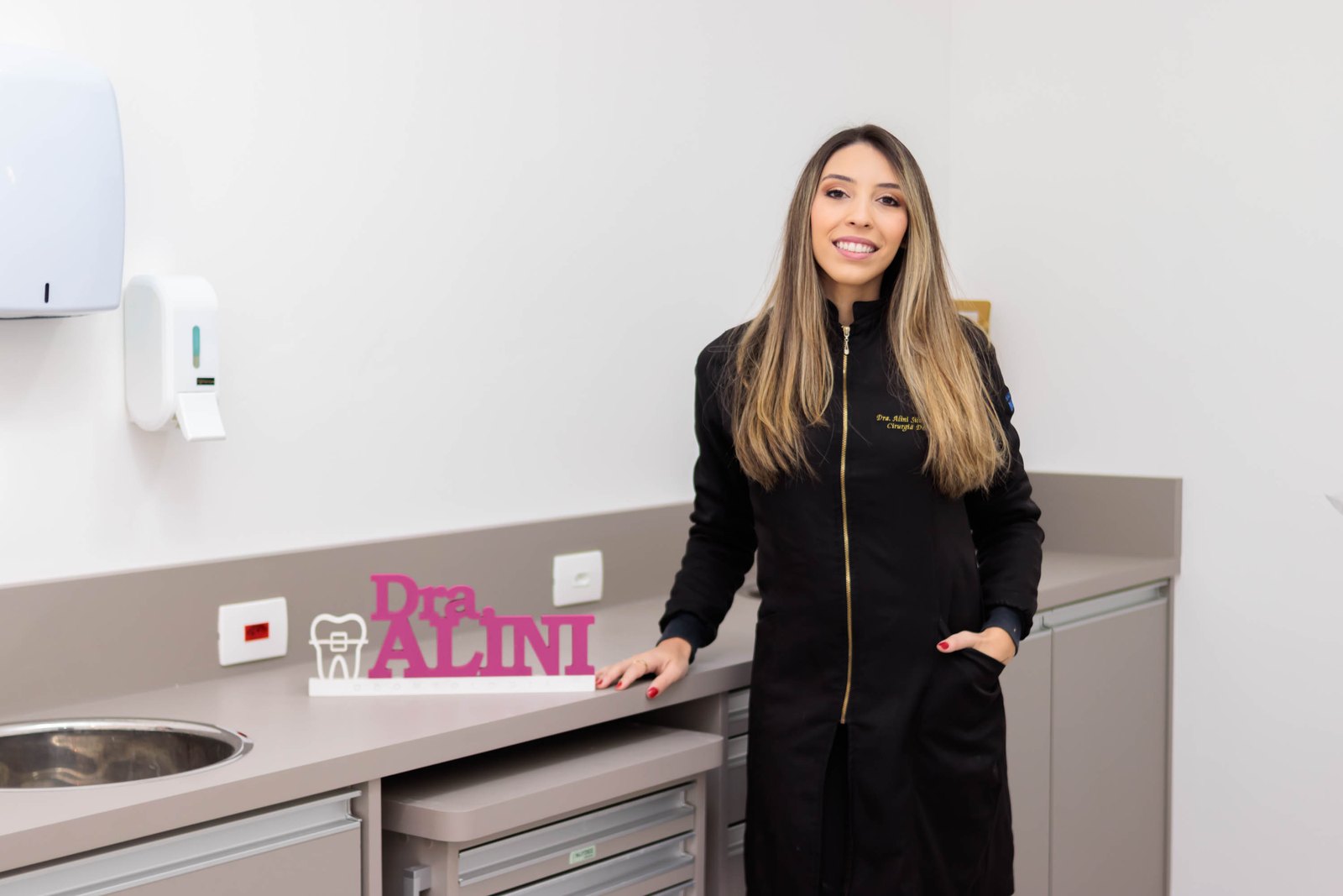 Dra. Alini Oliveira no consultório da Falconi Odontologia