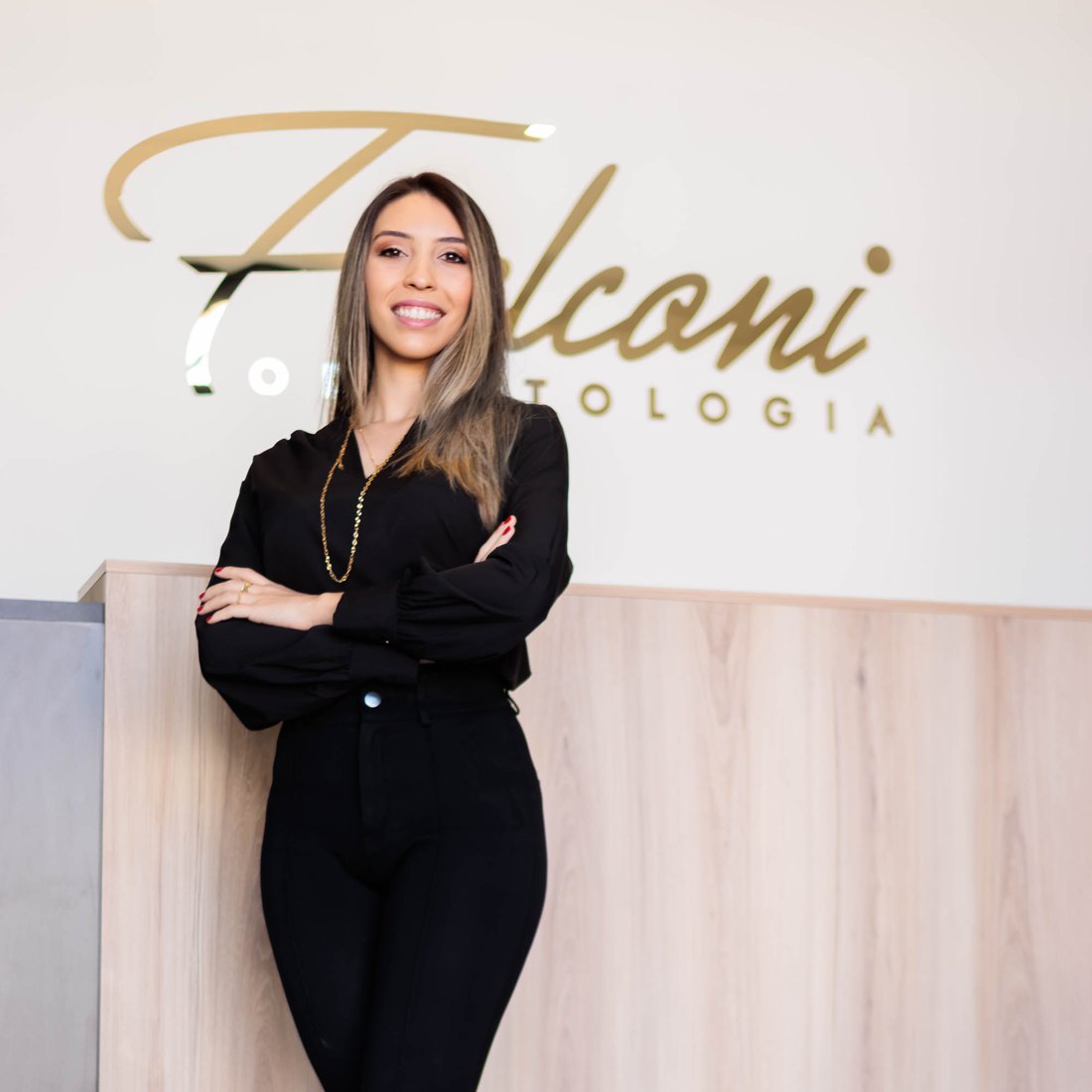 Dra. Alini Oliveira na recepção da Falconi Odontologia