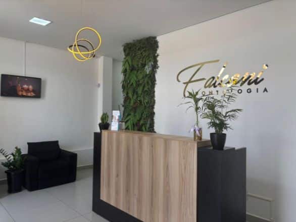 Recepção da clínica com logo dourado